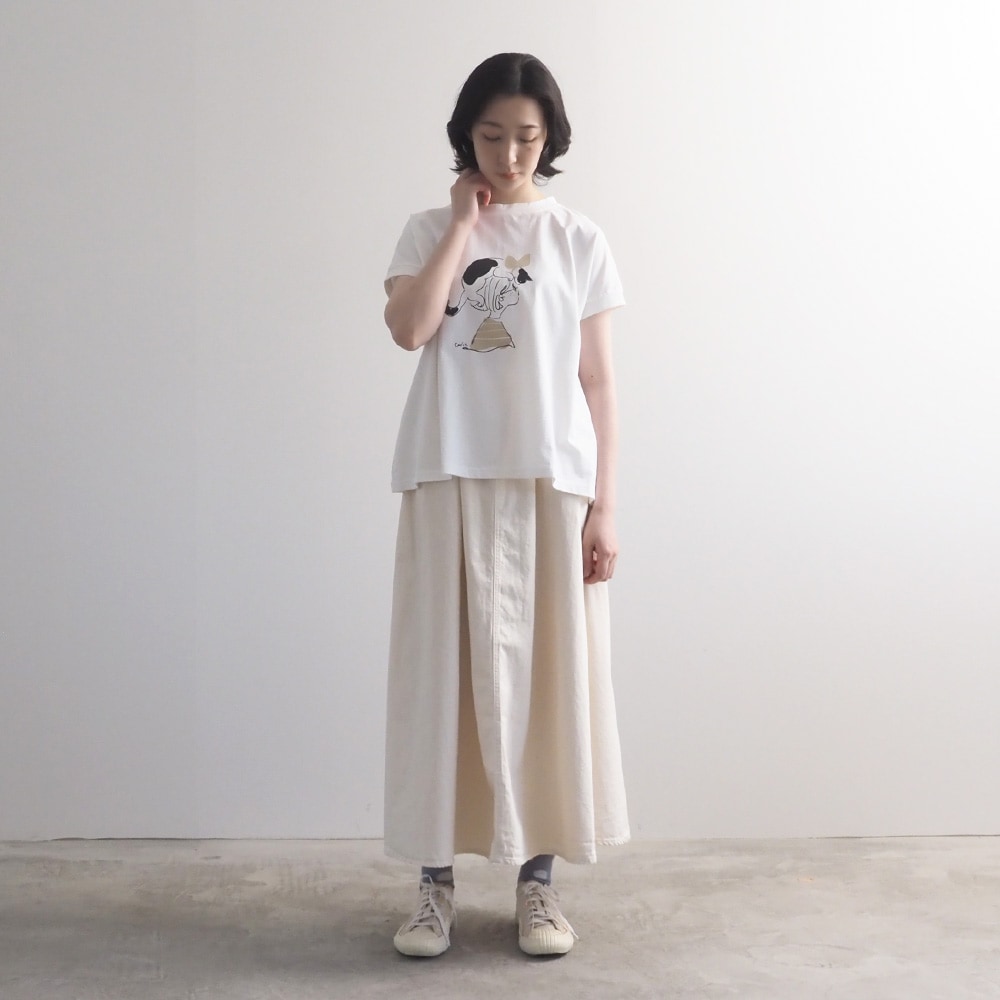 コンパクト天竺 おそろいのふたりミナミシャツ　Tシャツを着た女性の全身