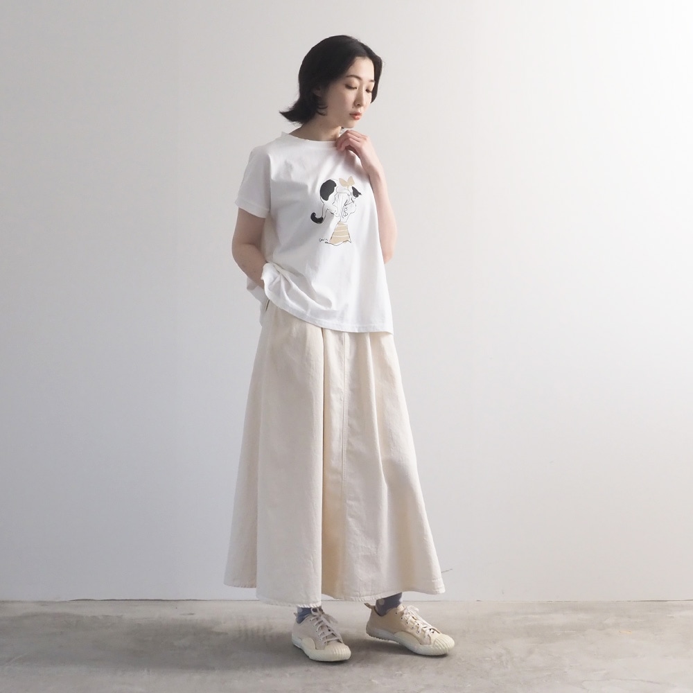 コンパクト天竺 おそろいのふたりミナミシャツ　Tシャツを着た女性の全身