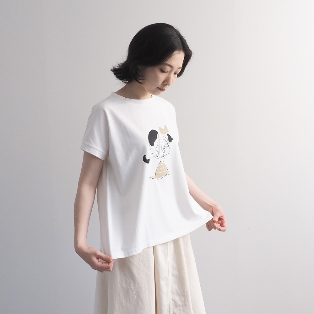 コンパクト天竺 おそろいのふたりミナミシャツ　Tシャツを着た女性の全身