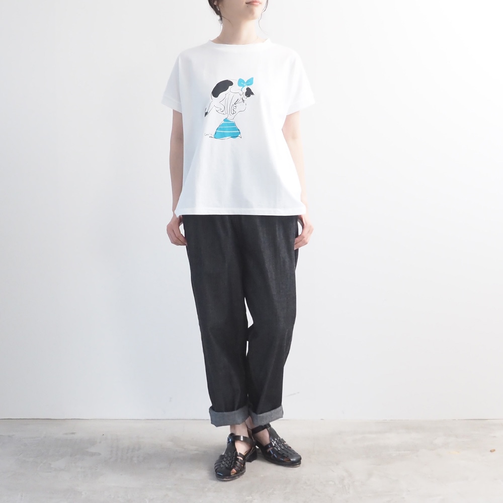 コンパクト天竺 おそろいのふたりミナミシャツ　Tシャツを着た女性の全身