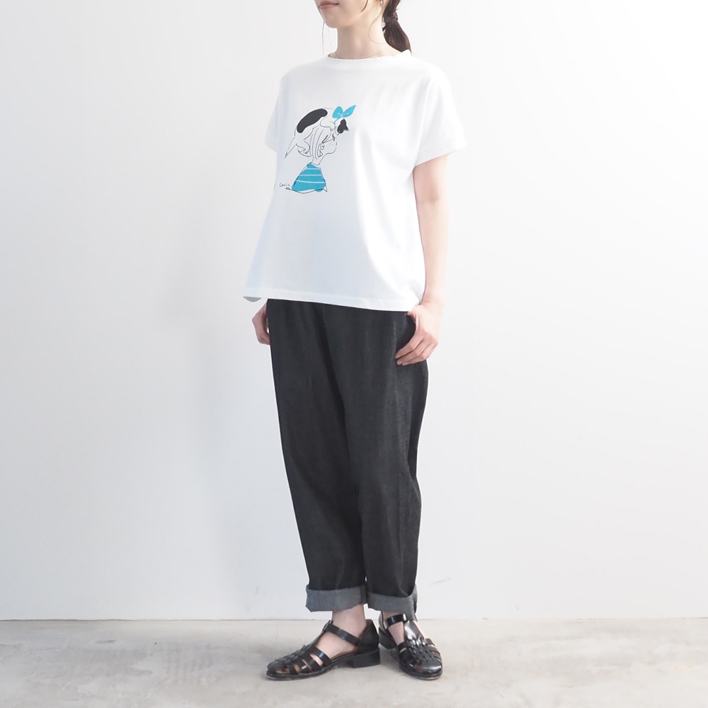 コンパクト天竺 おそろいのふたりミナミシャツ　Tシャツを着た女性の全身