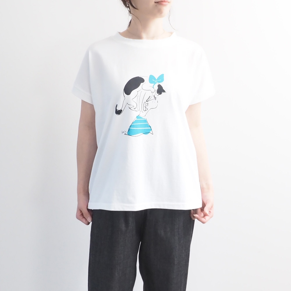 コンパクト天竺 おそろいのふたりミナミシャツ　Tシャツを着た女性の全身