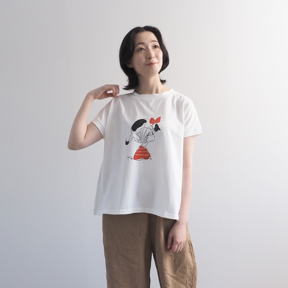 コンパクト天竺 おそろいのふたりミナミシャツ　Tシャツを着た女性の正面