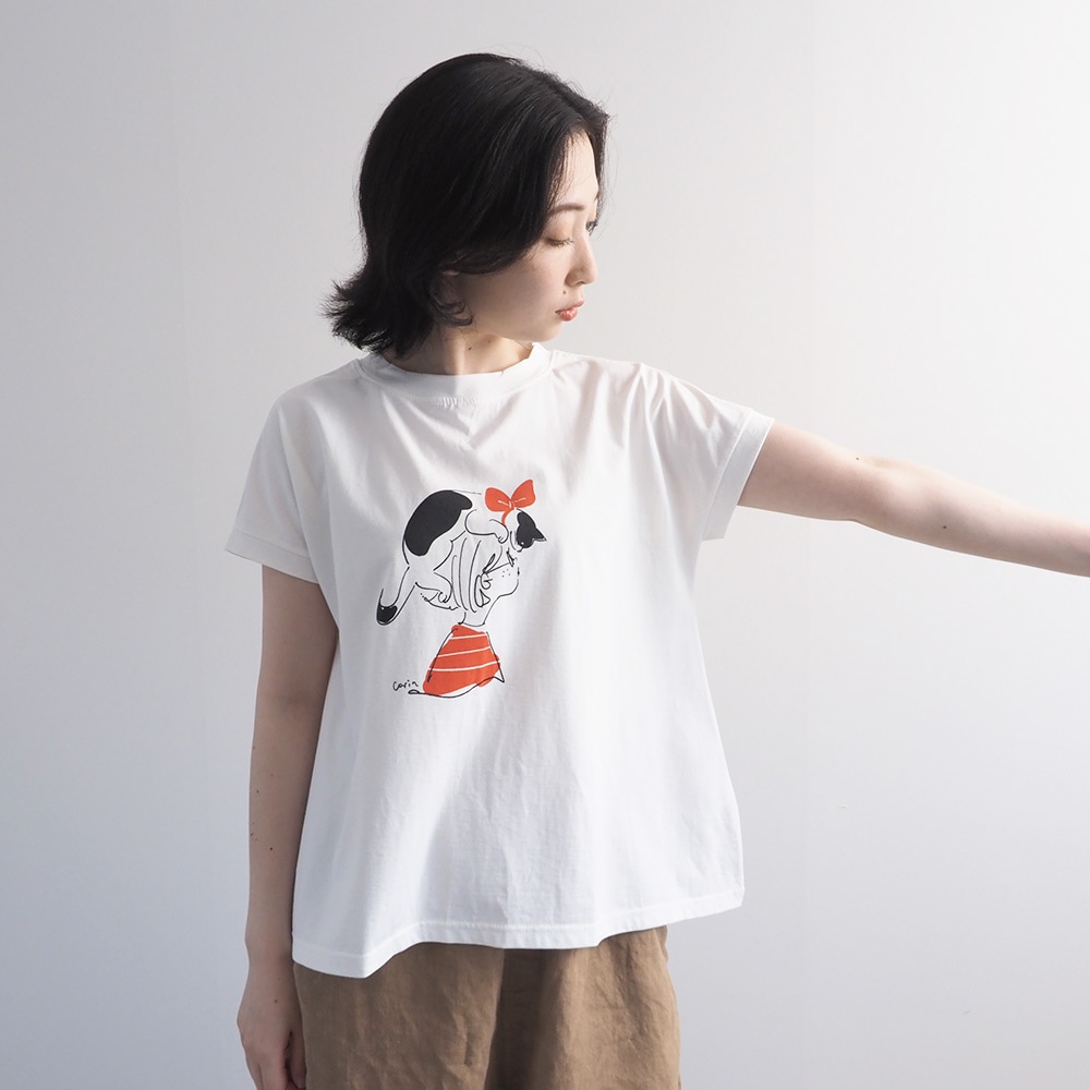 コンパクト天竺 おそろいのふたりミナミシャツ　Tシャツを着た女性の正面