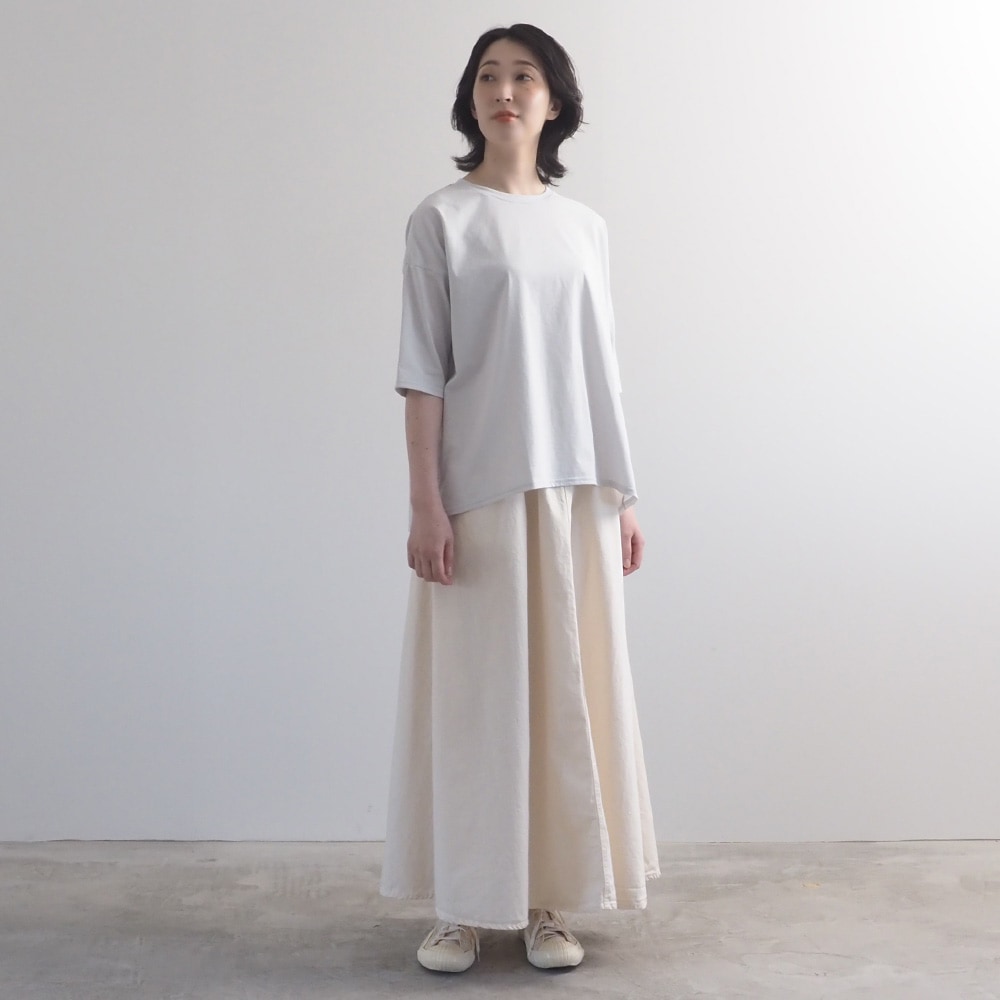 72サイロ うしろドレープTシャツ　tシャツを着た女性の全身