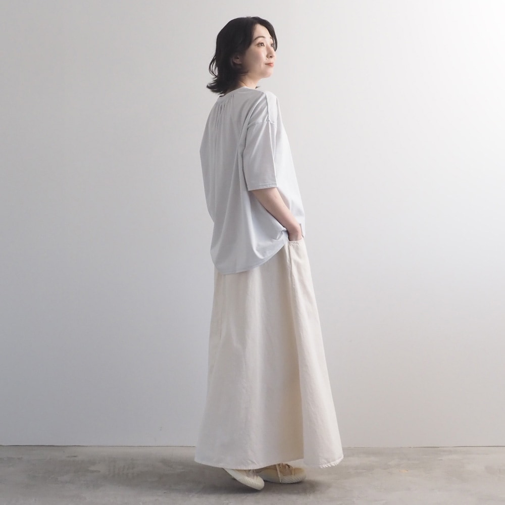 72サイロ うしろドレープTシャツ　tシャツを着た女性の全身