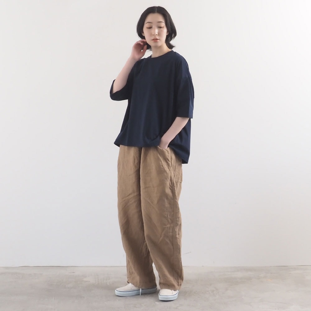 72サイロ うしろドレープTシャツ　tシャツを着た女性の全身