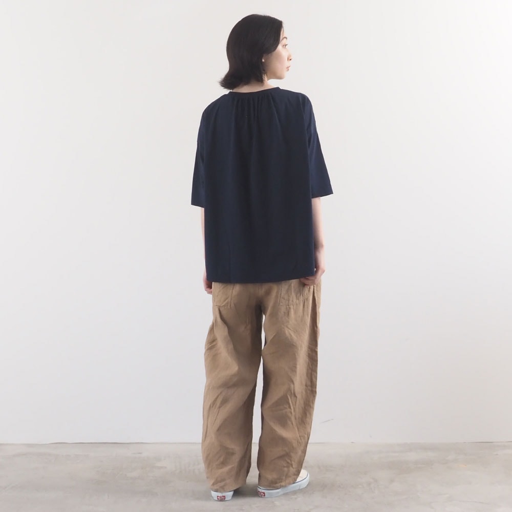 72サイロ うしろドレープTシャツ　tシャツを着た女性の全身