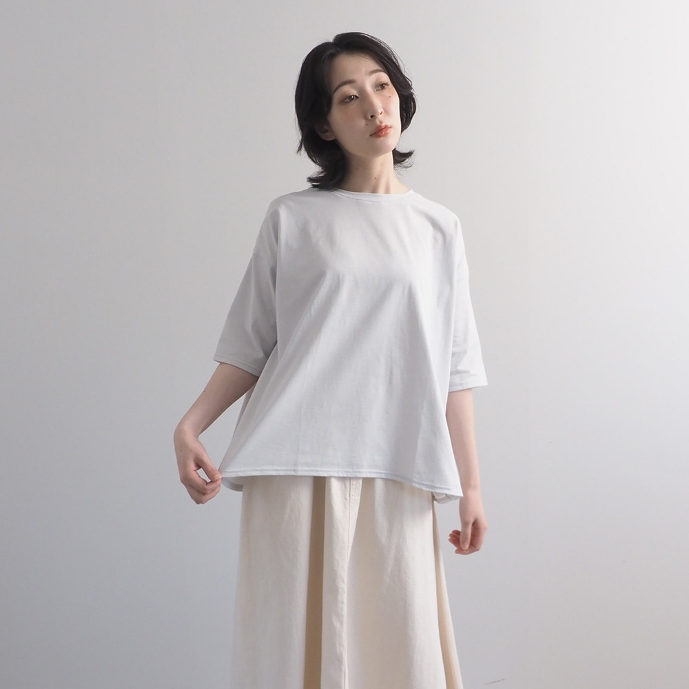 72サイロ うしろドレープTシャツ　tシャツを着た女性の正面