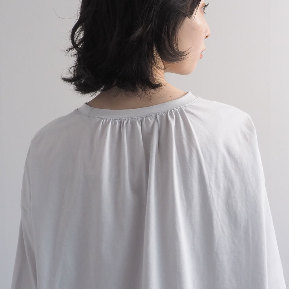 72サイロ うしろドレープTシャツ　tシャツを着た女性の正面