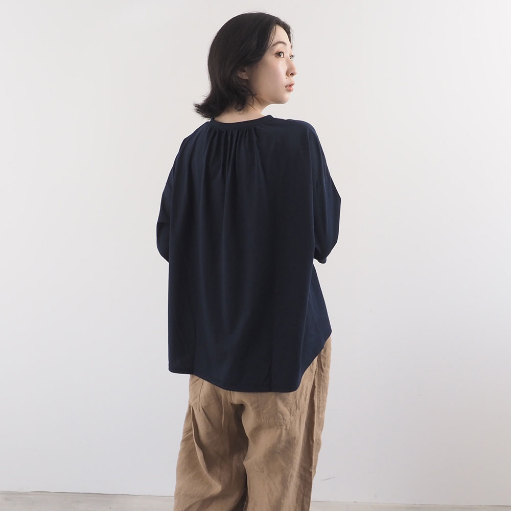 72サイロ うしろドレープTシャツ　tシャツを着た女性の正面