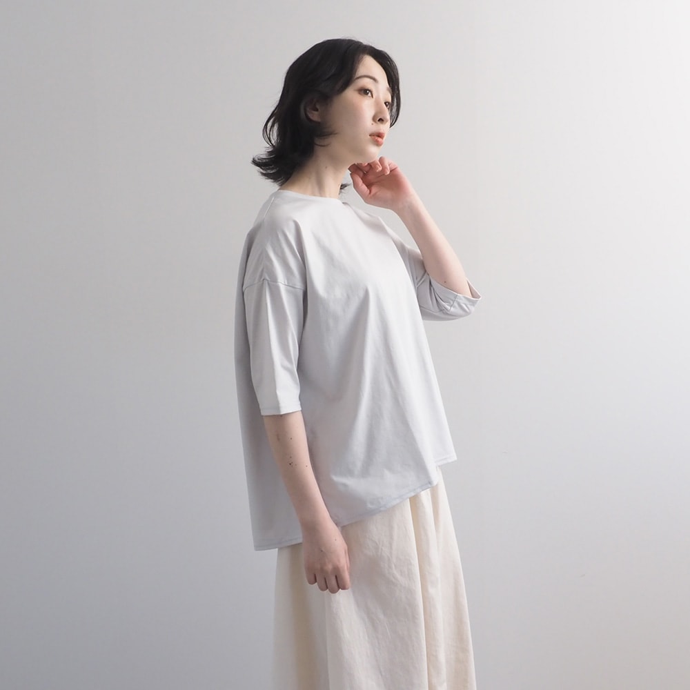 72サイロ うしろドレープTシャツ　tシャツを着た女性の正面