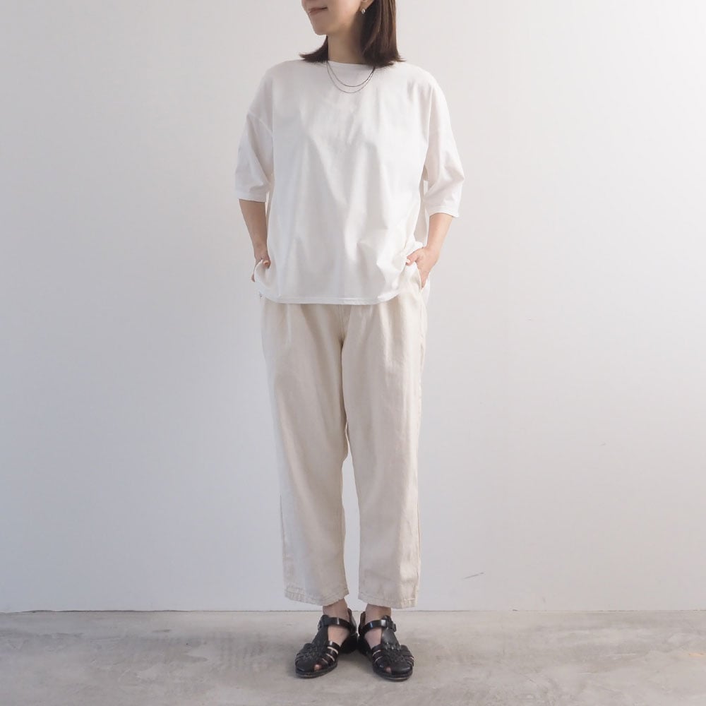 72サイロ うしろドレープTシャツ　tシャツを着た女性の全身