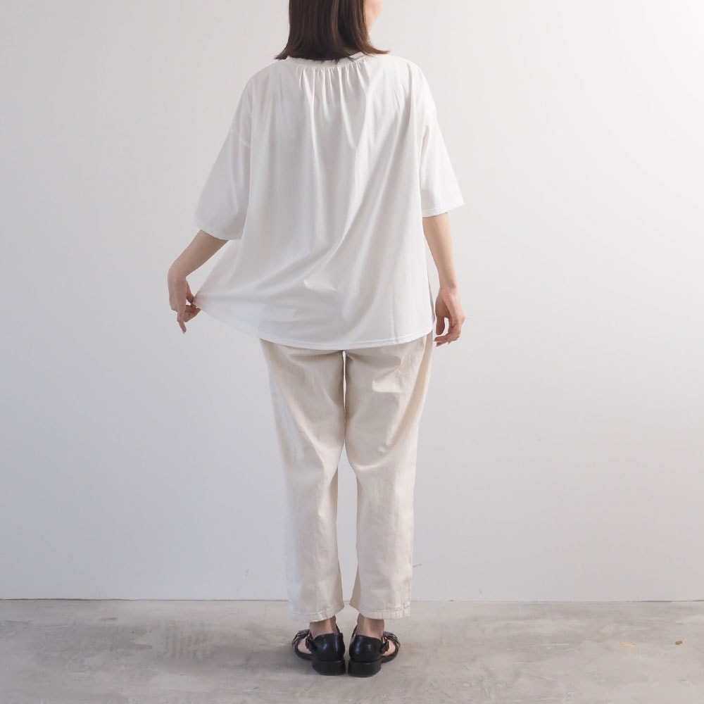 72サイロ うしろドレープTシャツ　tシャツを着た女性の全身