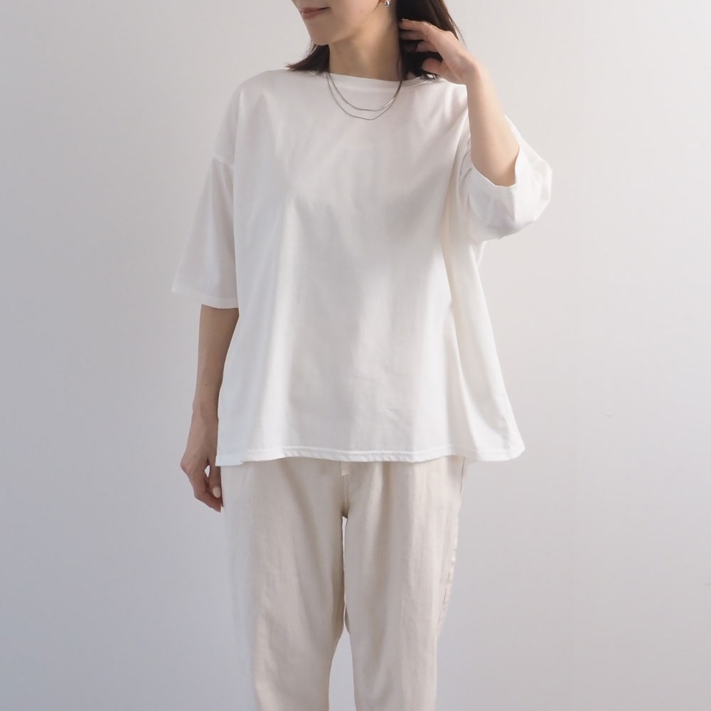 72サイロ うしろドレープTシャツ　tシャツを着た女性の全身