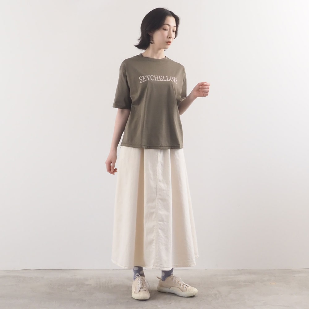 マイヴィスC微強撚天竺 SEYCHELLOISプリントT　Tシャツを着た女性の全身