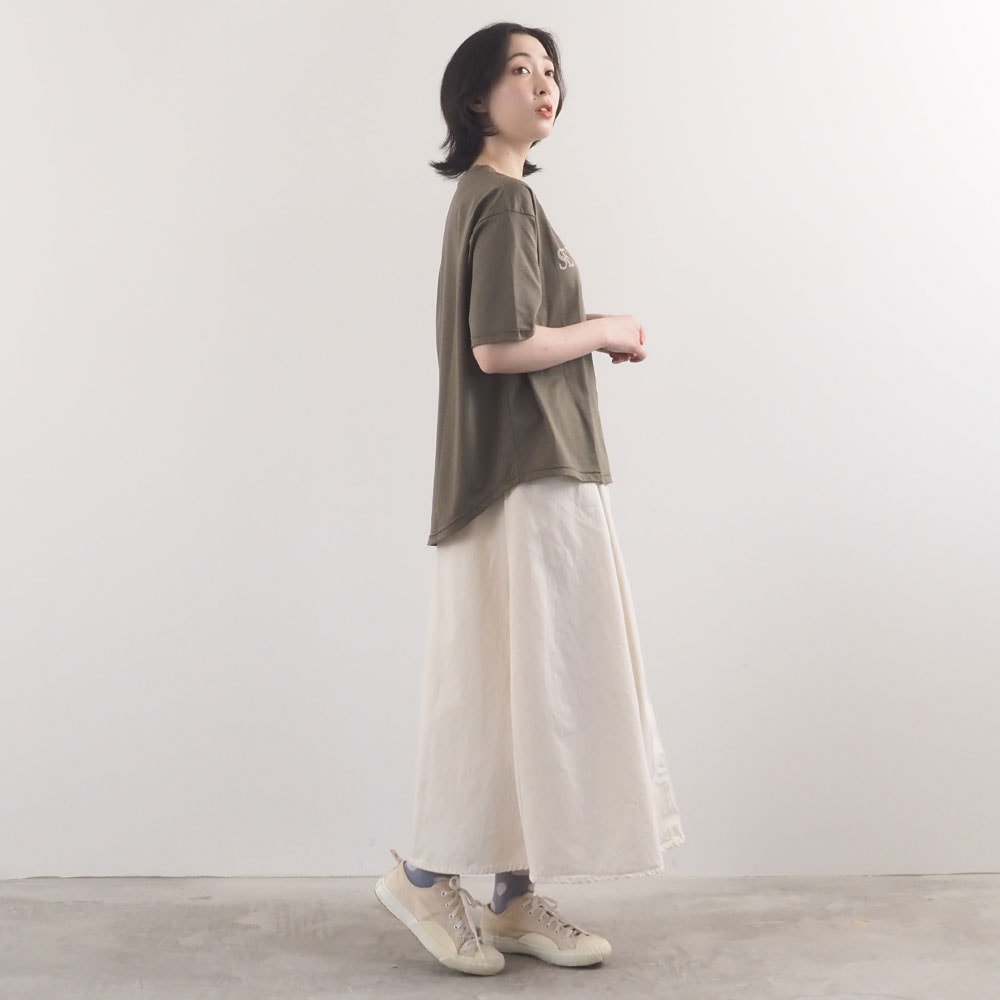 マイヴィスC微強撚天竺 SEYCHELLOISプリントT　Tシャツを着た女性の全身