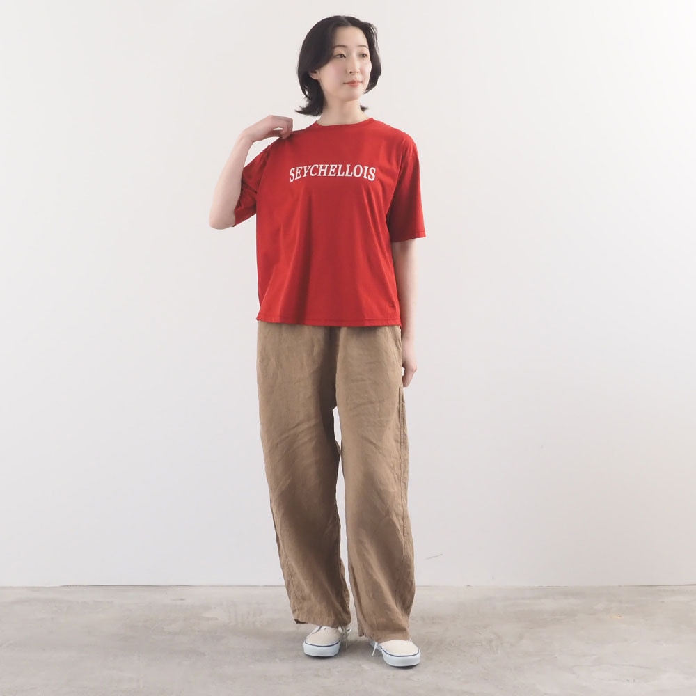 マイヴィスC微強撚天竺 SEYCHELLOISプリントT　Tシャツを着た女性の全身