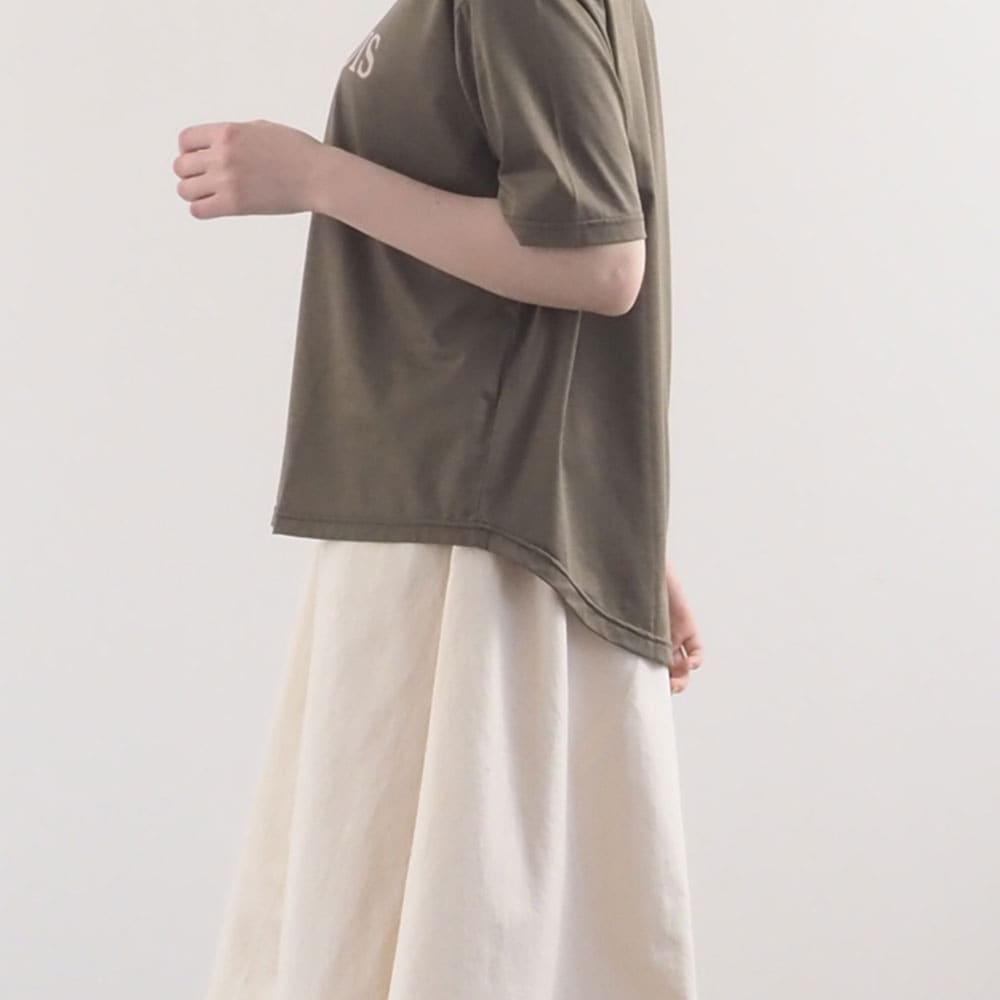 マイヴィスC微強撚天竺 SEYCHELLOISプリントT　Tシャツを着た女性の正面