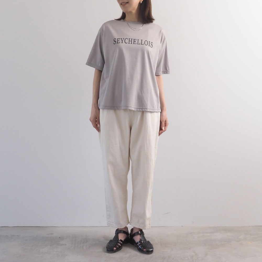 マイヴィスC微強撚天竺 SEYCHELLOISプリントT　Tシャツを着た女性の全身
