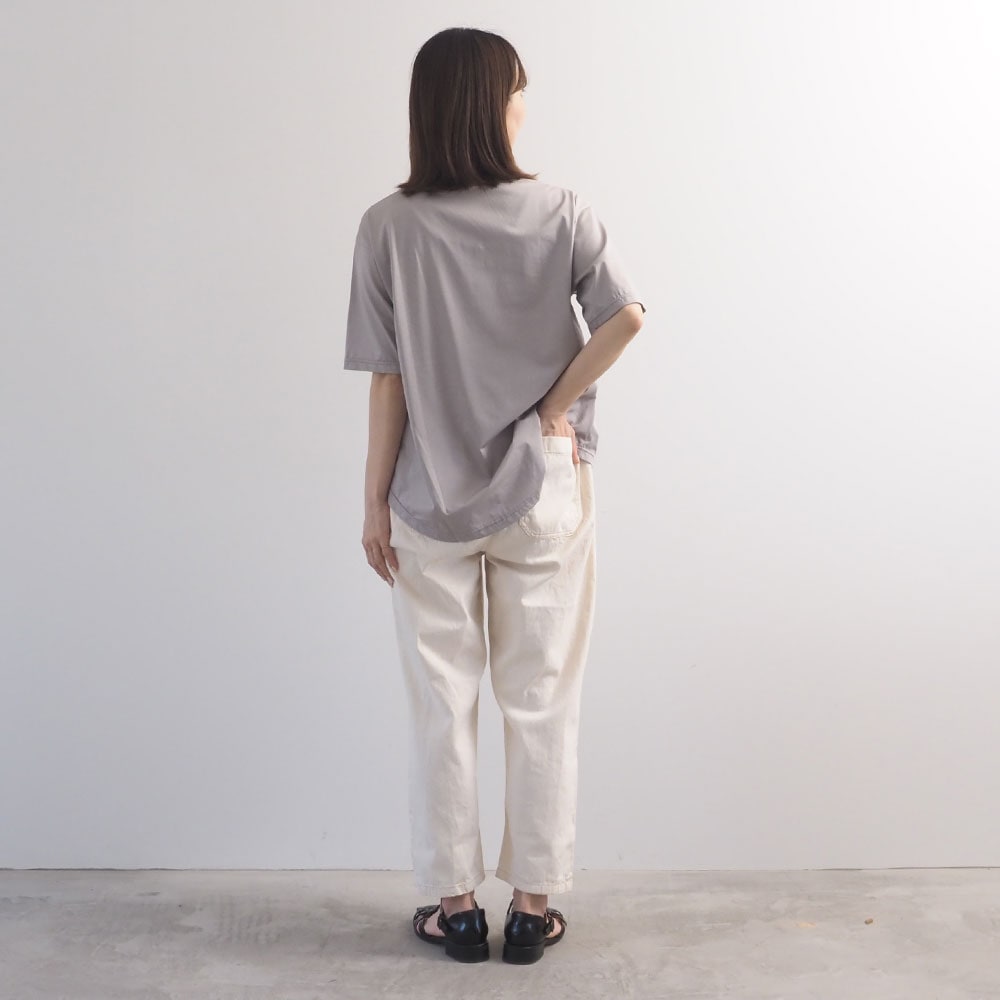 マイヴィスC微強撚天竺 SEYCHELLOISプリントT　Tシャツを着た女性の全身