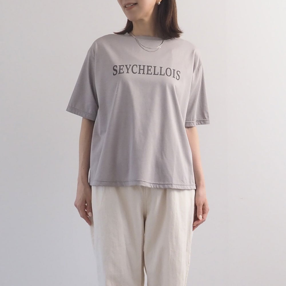 マイヴィスC微強撚天竺 SEYCHELLOISプリントT　Tシャツを着た女性の全身
