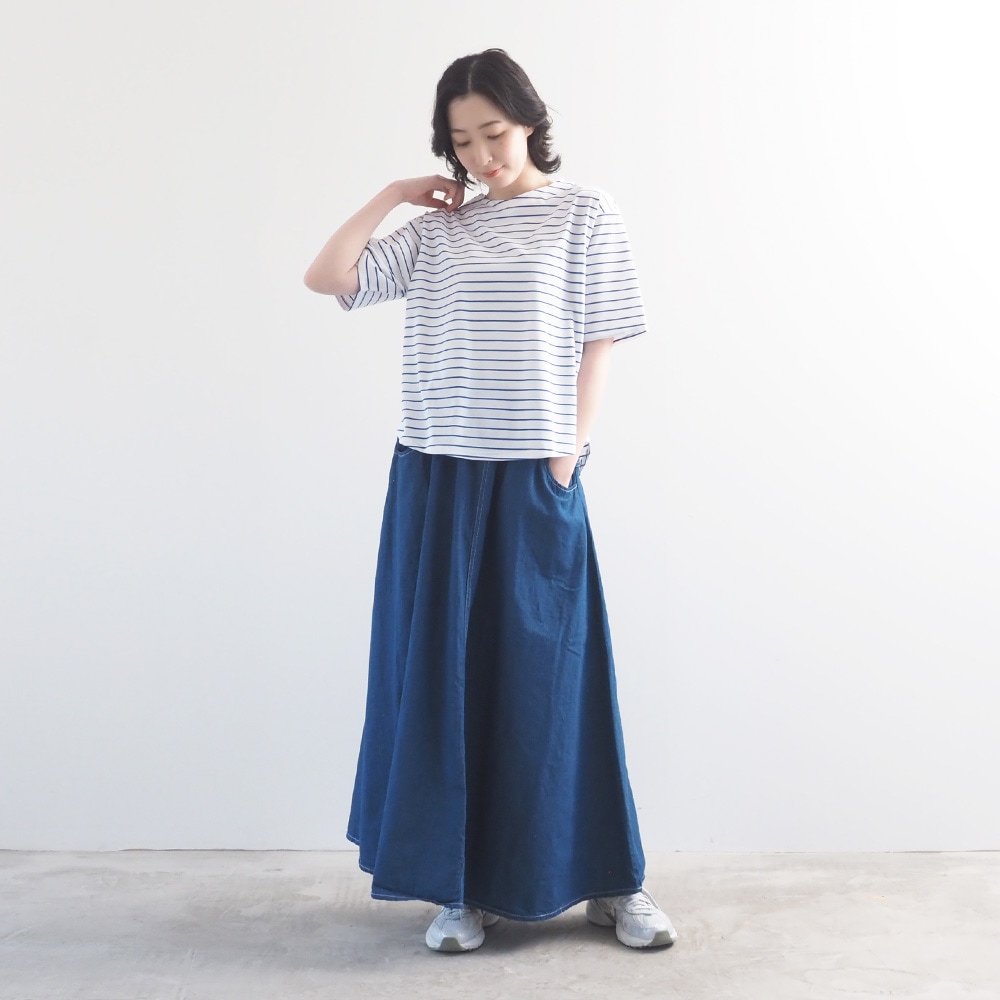 72サイロBD VネックPO プルオーバーを着た女性の全身