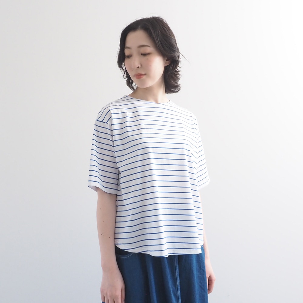 72サイロBD VネックPO プルオーバーを着た女性の全身