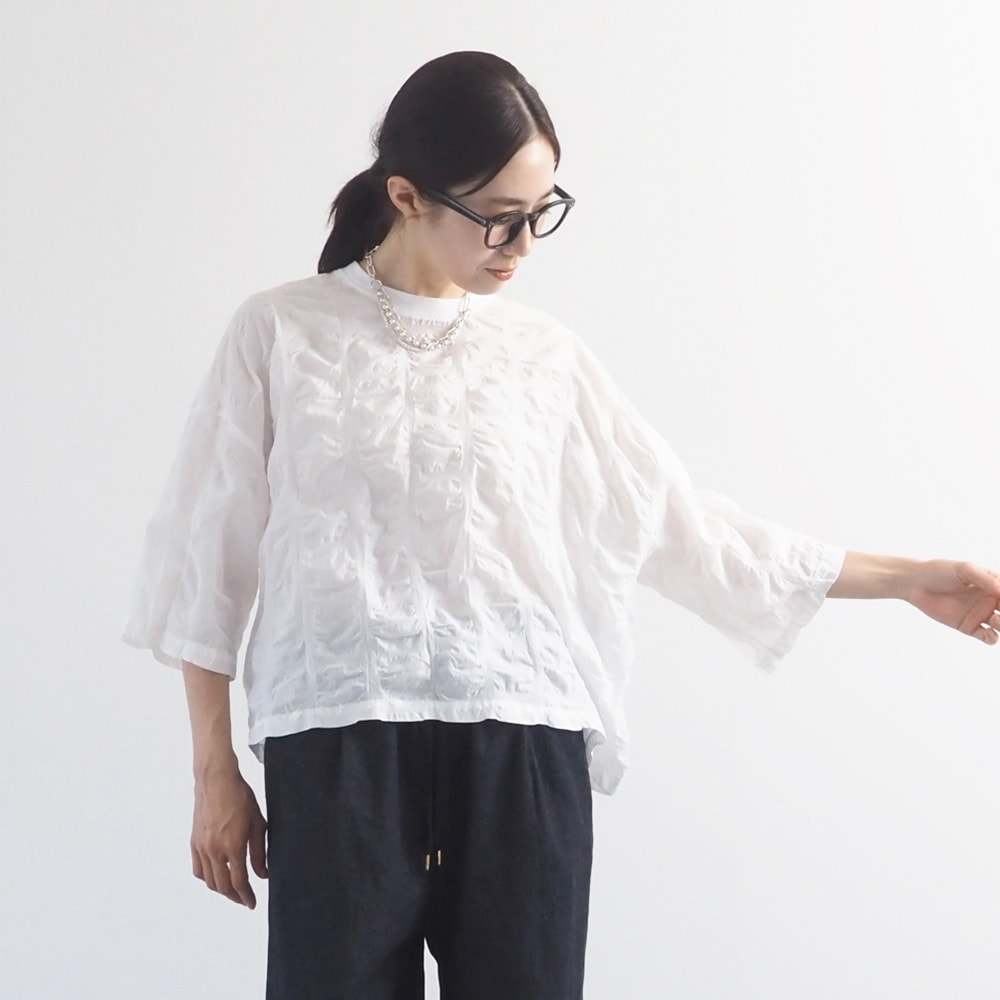 デザイン塩縮CHECK ワイドシャツ プルオーバーを着た女性の正面