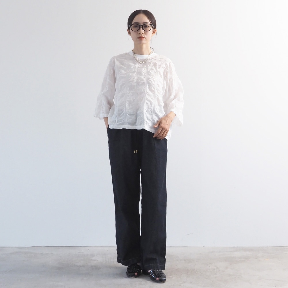 デザイン塩縮CHECK ワイドシャツ プルオーバーを着た女性の全身