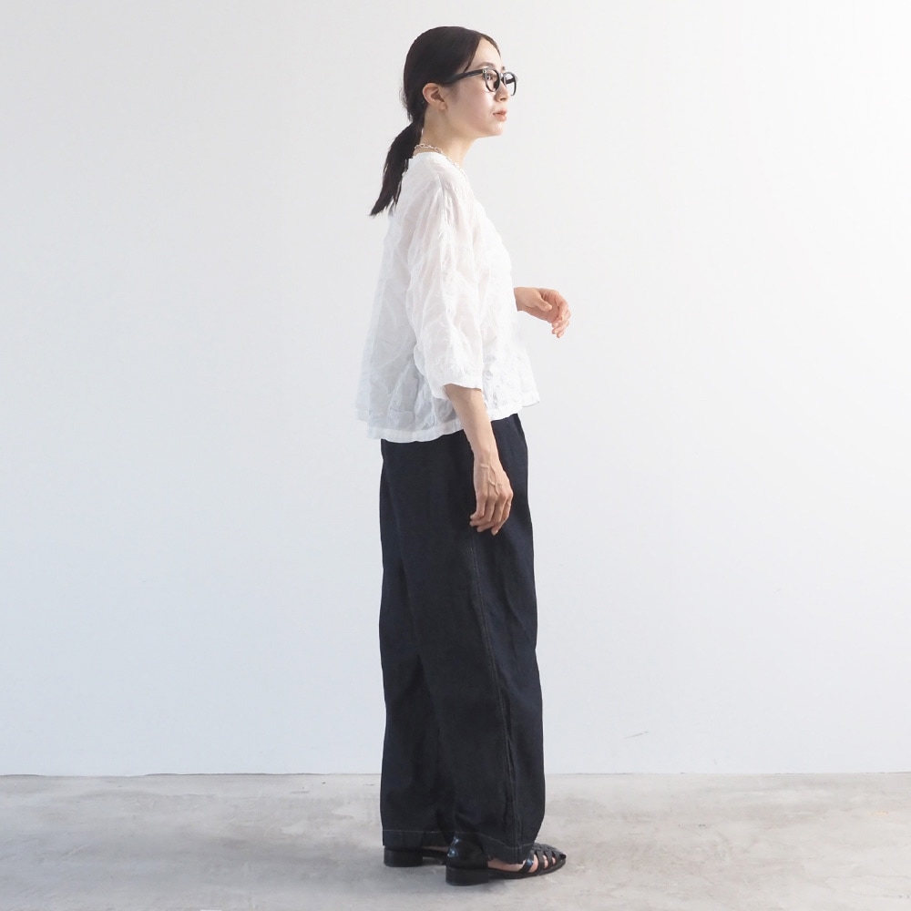 デザイン塩縮CHECK ワイドシャツ プルオーバーを着た女性の全身
