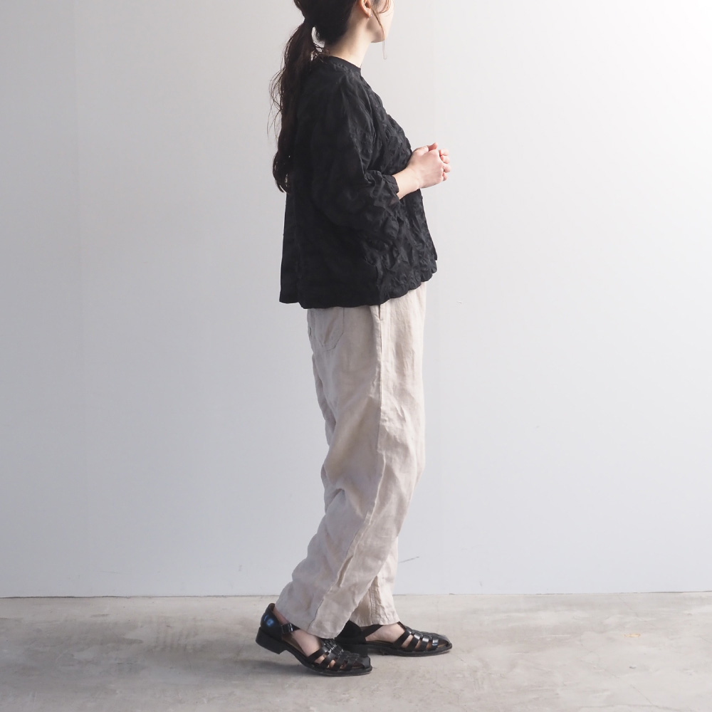 デザイン塩縮CHECK ワイドシャツ プルオーバーを着た女性の全身