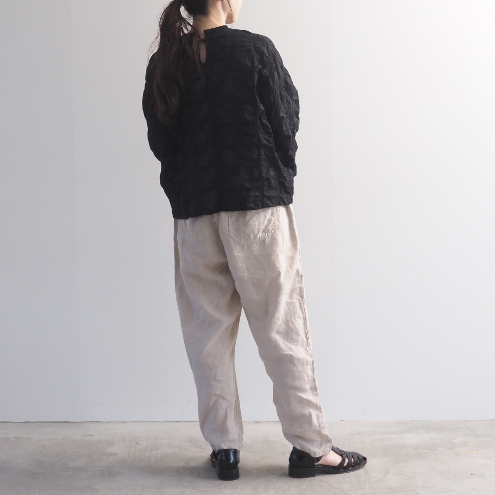 デザイン塩縮CHECK ワイドシャツ プルオーバーを着た女性の全身