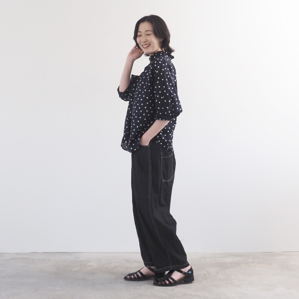 80ローンランダムポルカドット ターキーシャツフリルネック(2WAY)　シャツを着た女性の全身