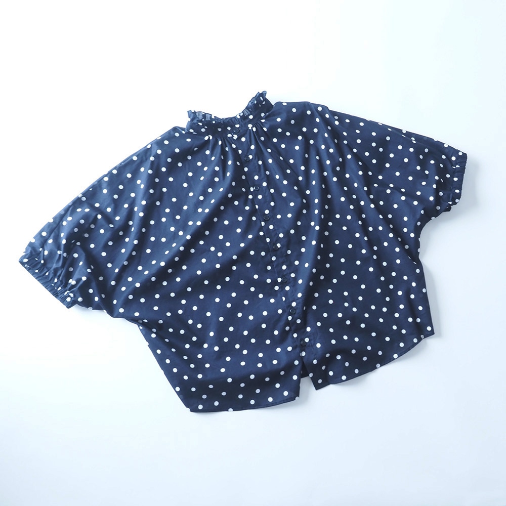 80ローンランダムポルカドット ターキーシャツフリルネック(2WAY)　シャツを着た女性の正面