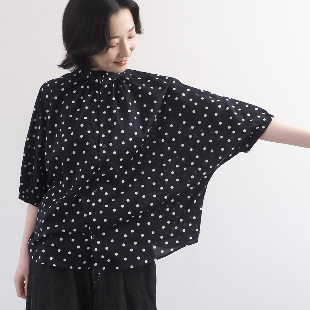 80ローンランダムポルカドット ターキーシャツフリルネック(2WAY)　シャツを着た女性の正面