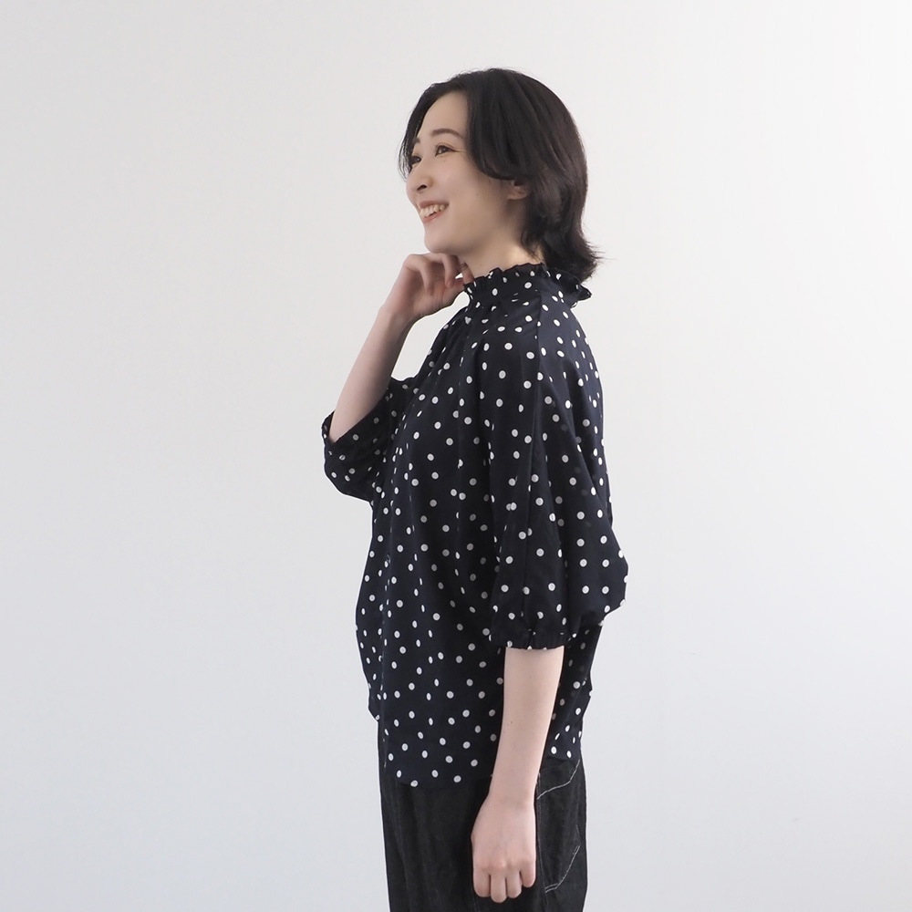 NARU(ナル) 80ローンランダムポルカドット ターキーシャツフリルネック