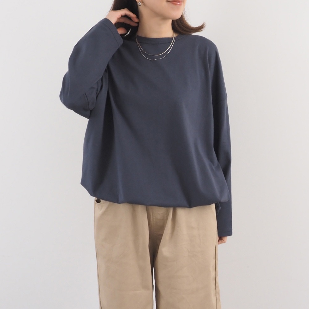 クラシック天竺 コードアレンジPO長袖　長袖を着た女性の全身