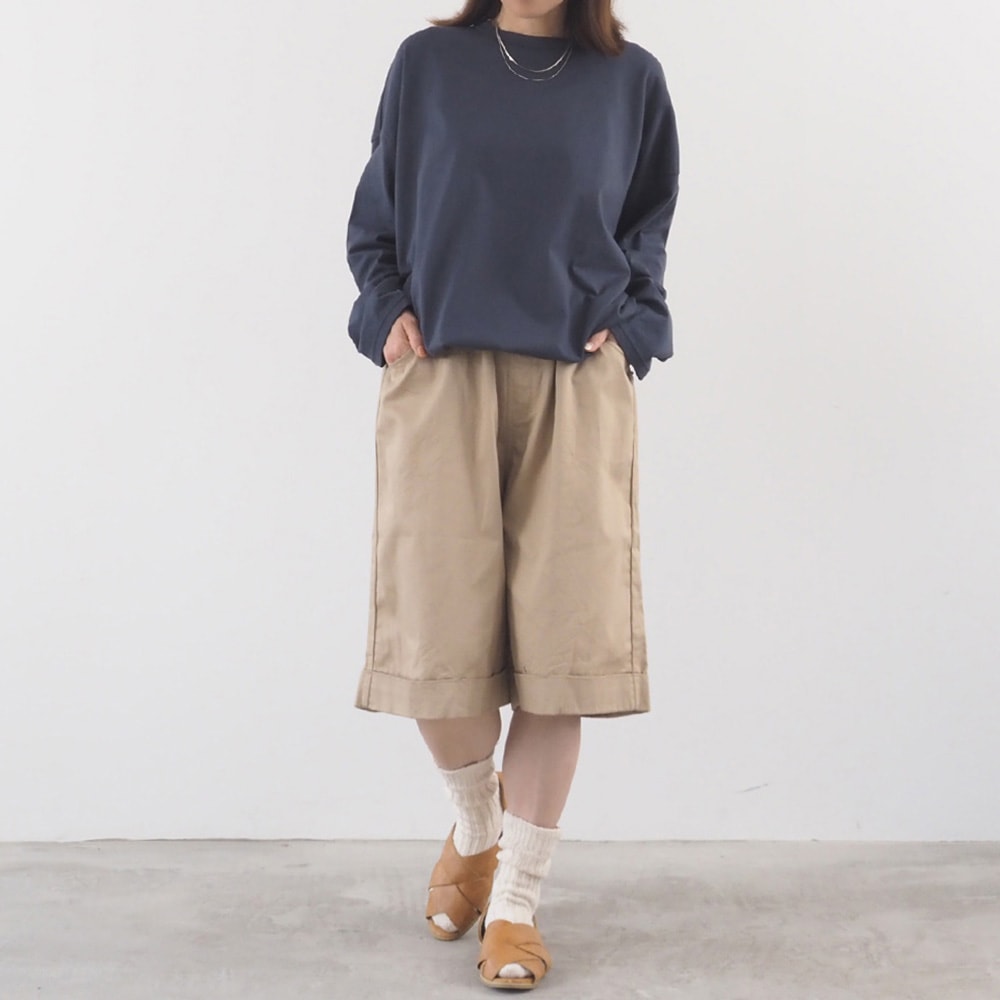 クラシック天竺 コードアレンジPO長袖　長袖を着た女性の全身