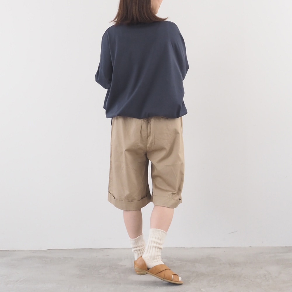 クラシック天竺 コードアレンジPO長袖　長袖を着た女性の全身