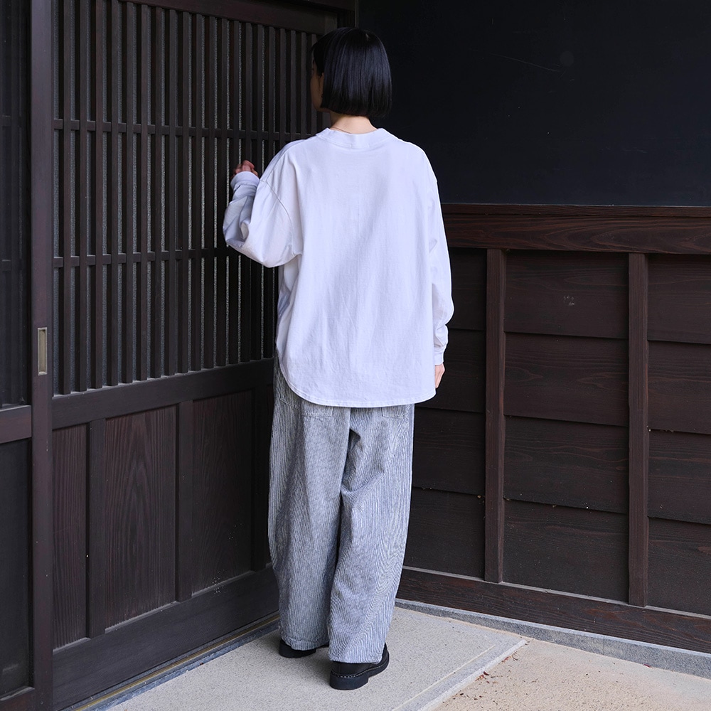 18BD天竺 カーブスリーブルオーバー　tシャツを着た女性の全身