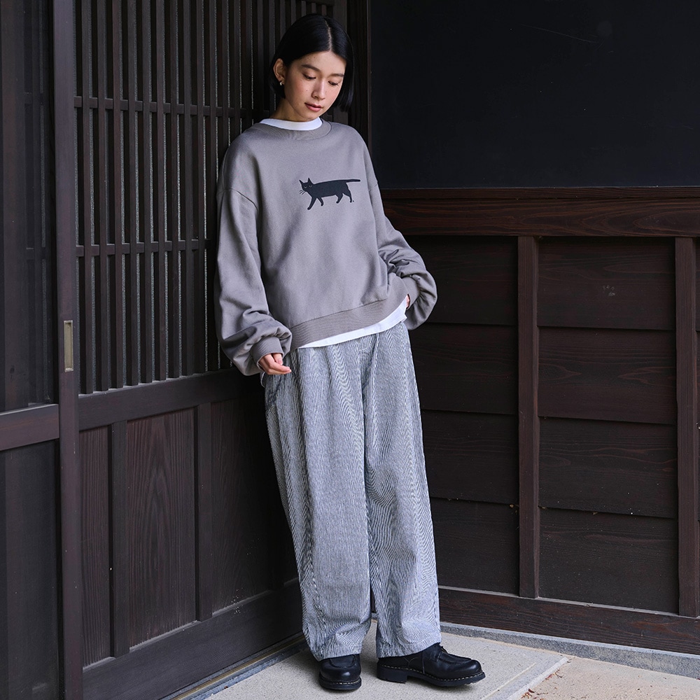 18BD天竺 カーブスリーブルオーバー　tシャツを着た女性の全身