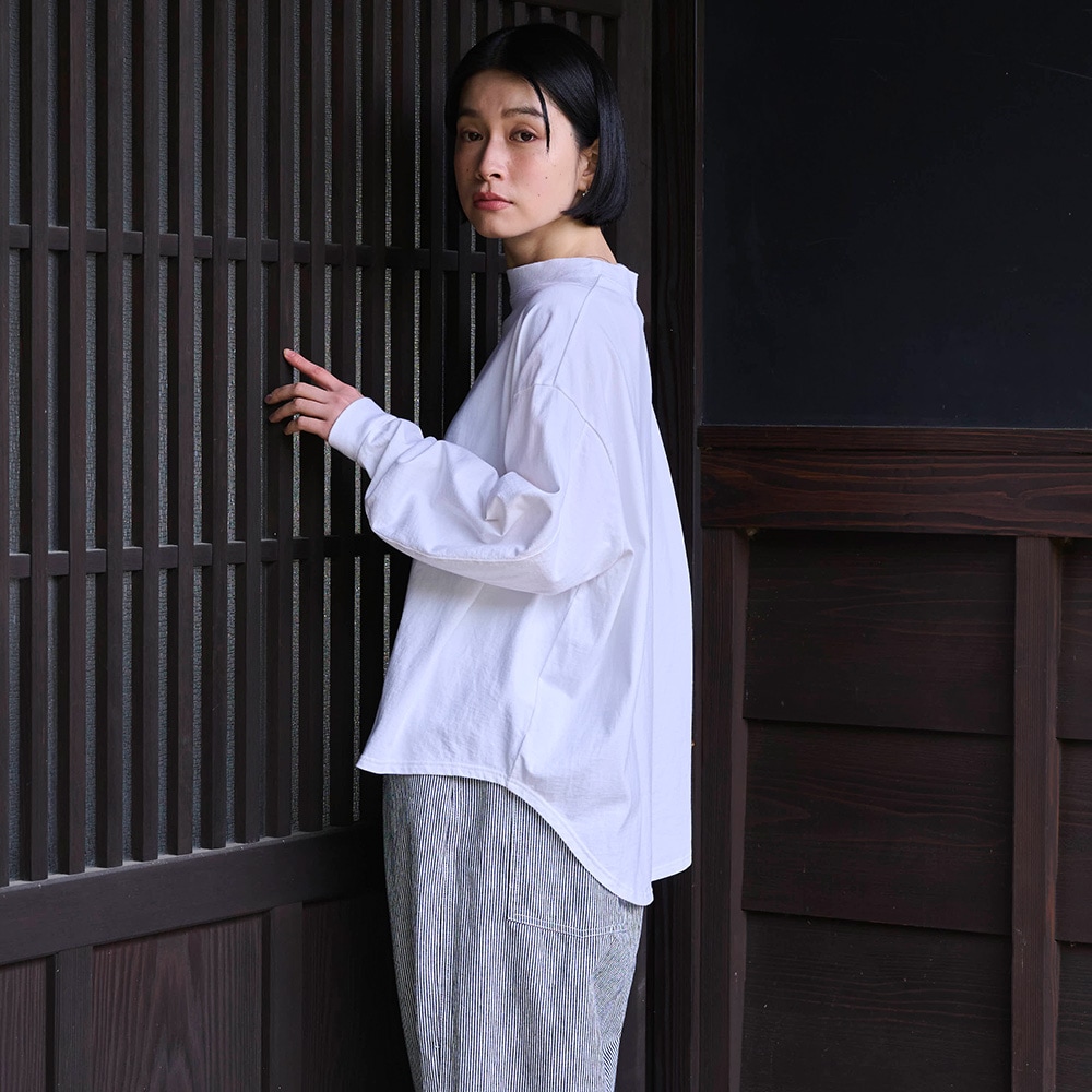 18BD天竺 カーブスリーブルオーバー　tシャツを着た女性の正面
