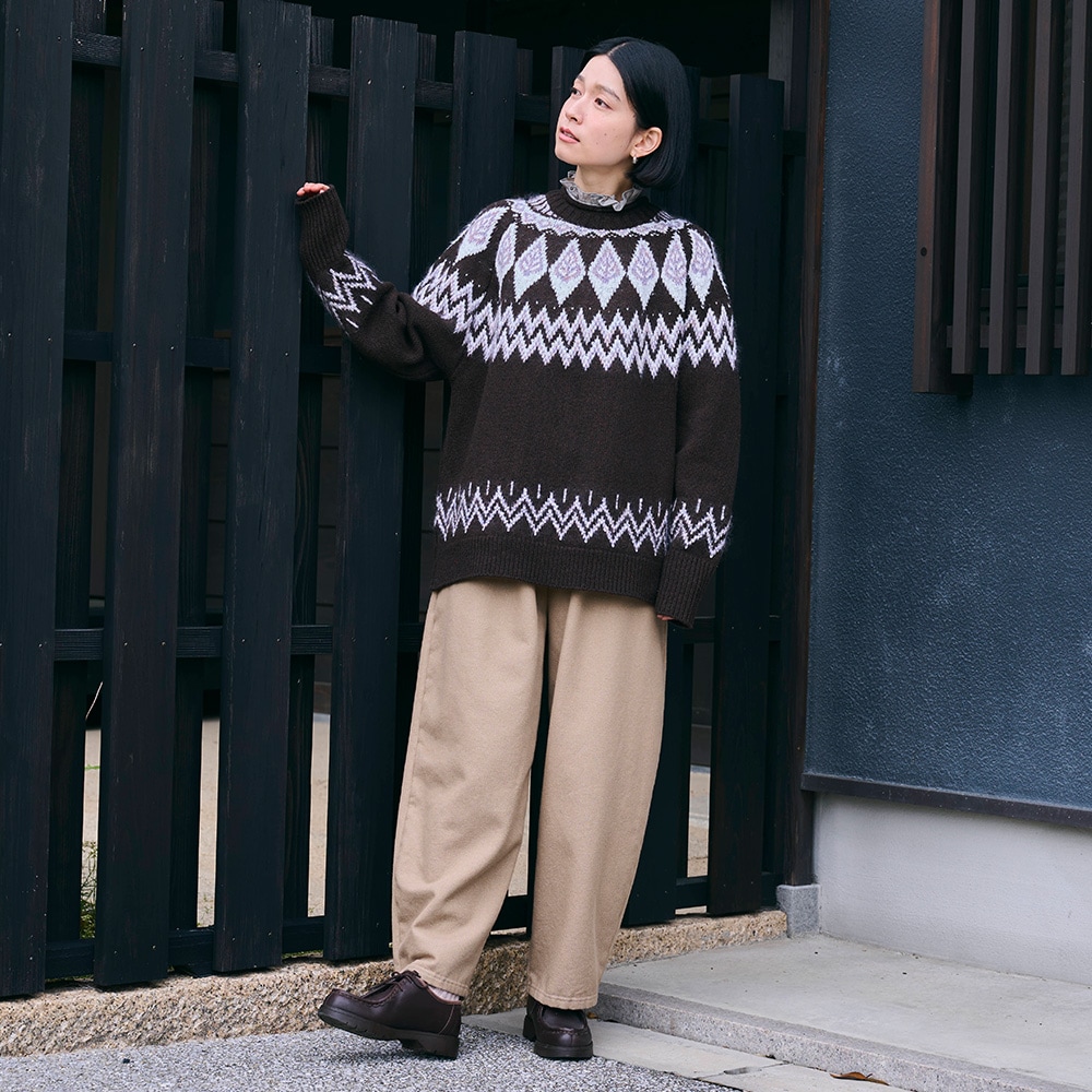 タスマニアラム Mellow Nordic ニット　ニットを着た女性の全身
