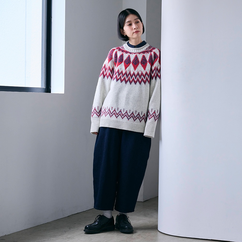 タスマニアラム Mellow Nordic ニット　ニットを着た女性の全身