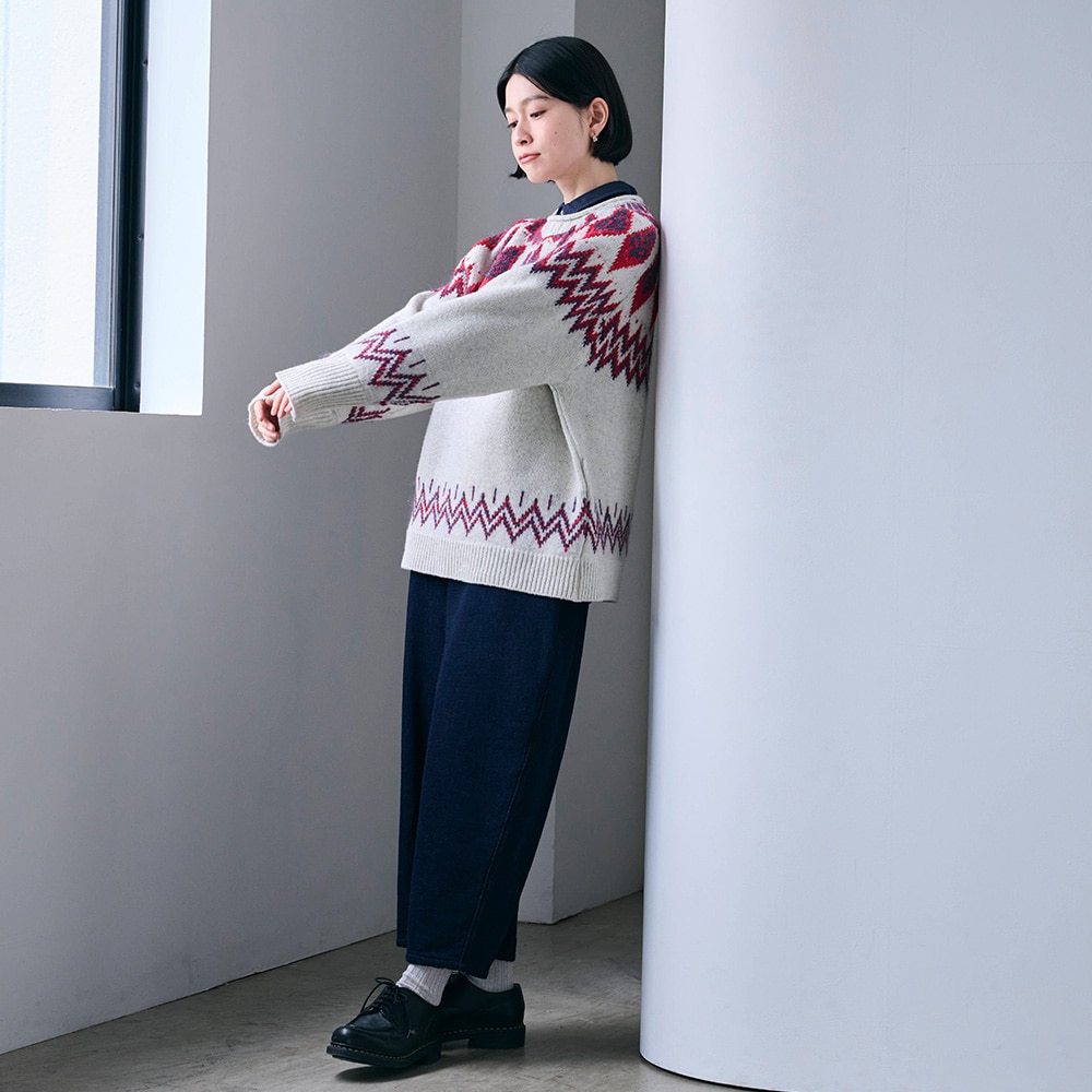 タスマニアラム Mellow Nordic ニット　ニットを着た女性の全身