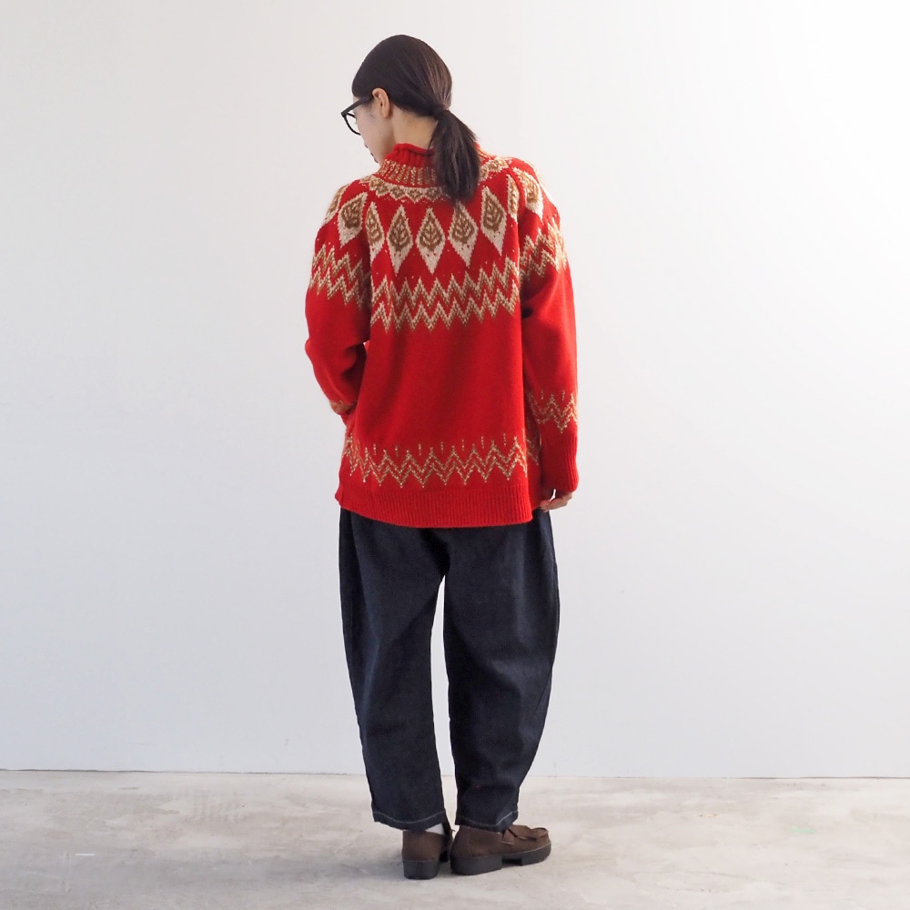タスマニアラム Mellow Nordic ニット　ニットを着た女性の全身