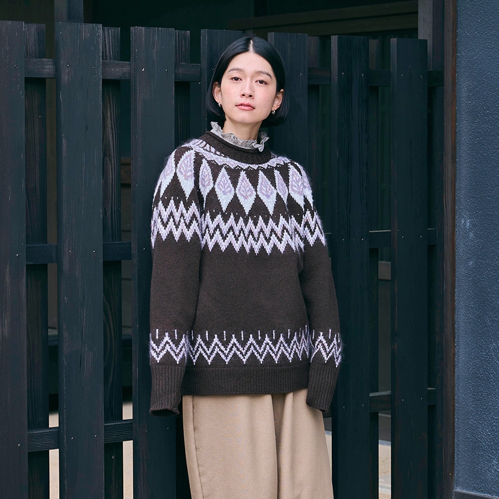 タスマニアラム Mellow Nordic ニット　ニットを着た女性の正面