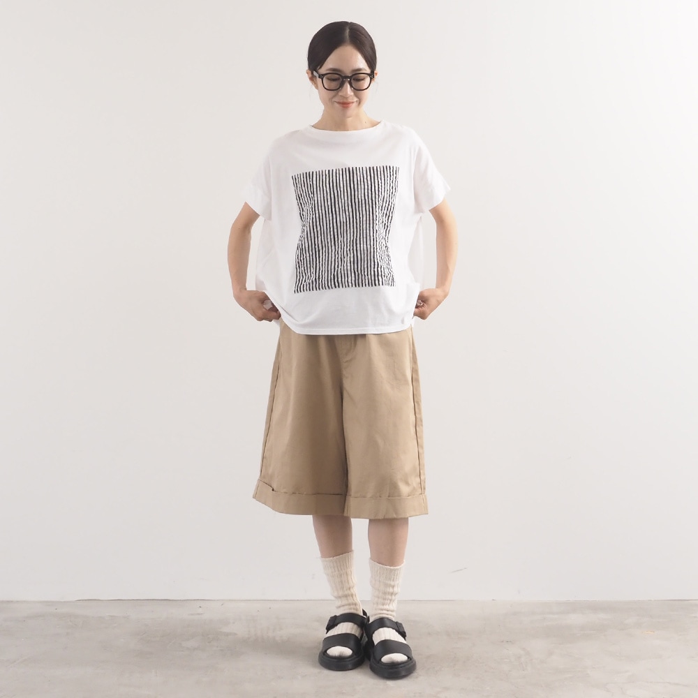 20カツラギ ノッポショーツ　パンツを着た女性の全身