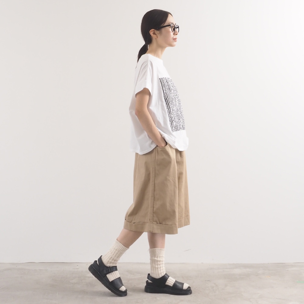 20カツラギ ノッポショーツ　パンツを着た女性の全身